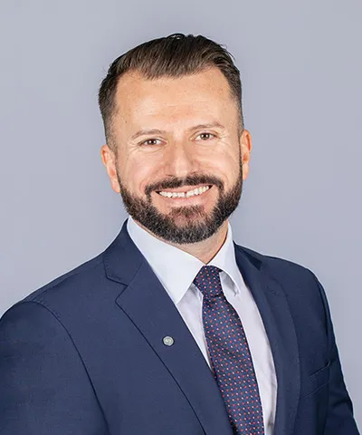 Useini0900web.jpg